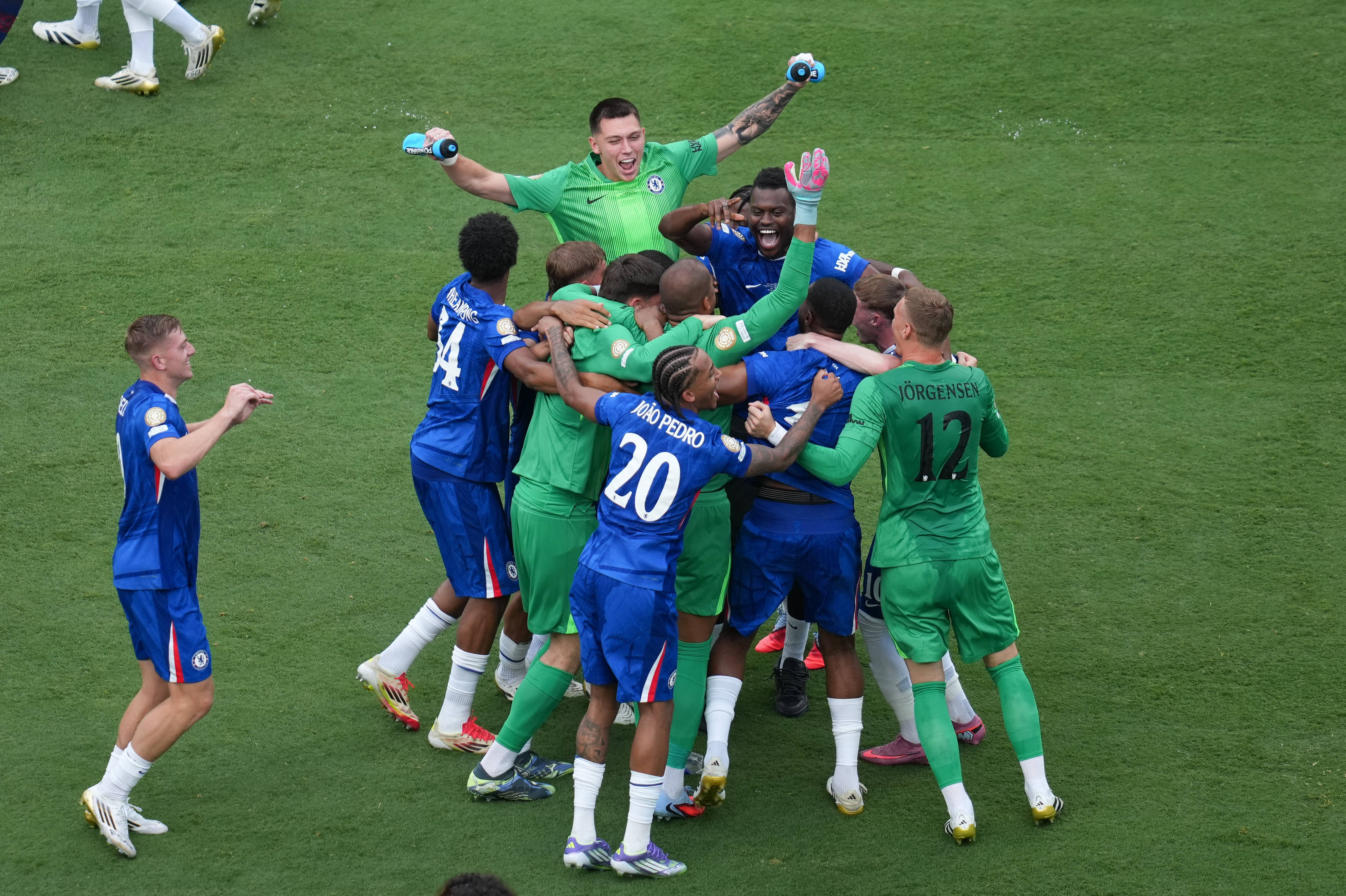 包含切尔西迎全明星赛关键赛，国际比赛日手感冰凉，球迷炸锅，身体对抗强度拉满的词条